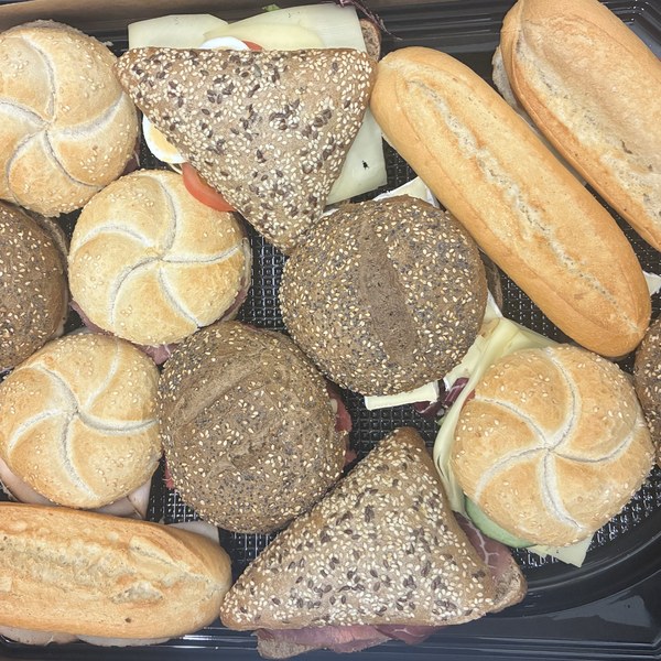 lunchschaal 5 personen incl drinken - Lunchschaal divers · 12 broodjes